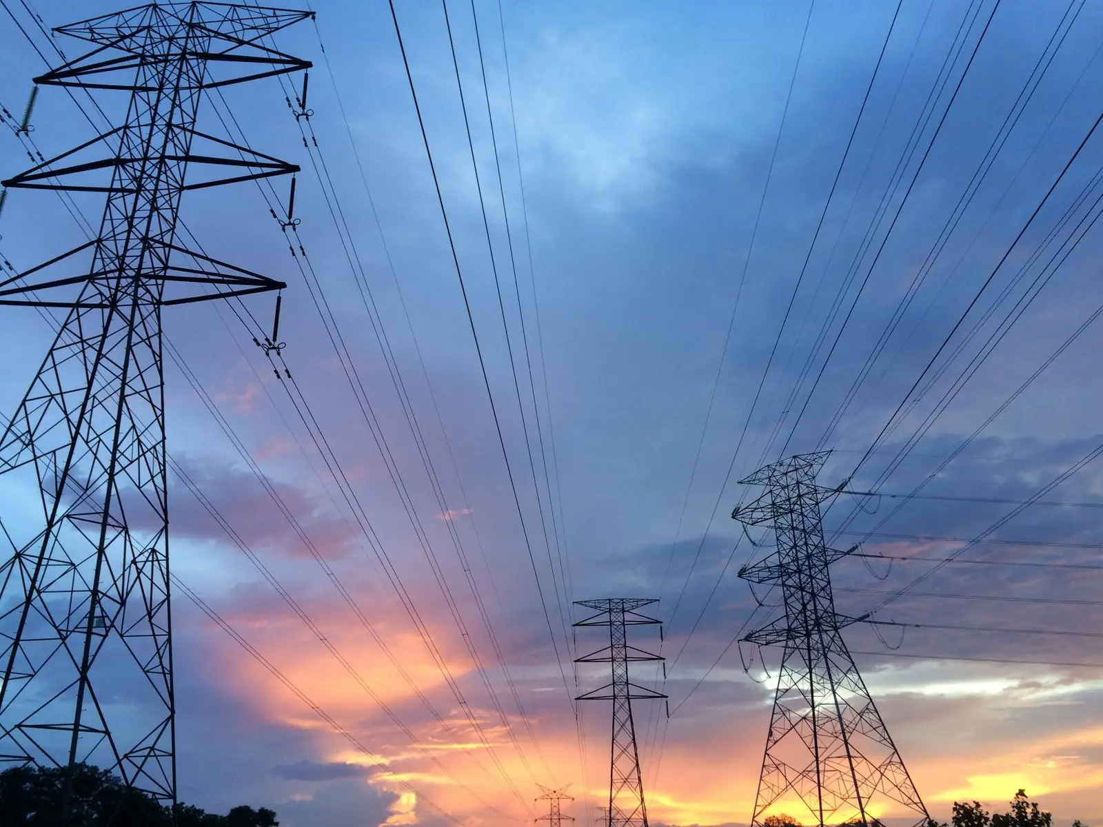 Omvormer valt uit op zonnige dagen: is de netspanning te hoog?