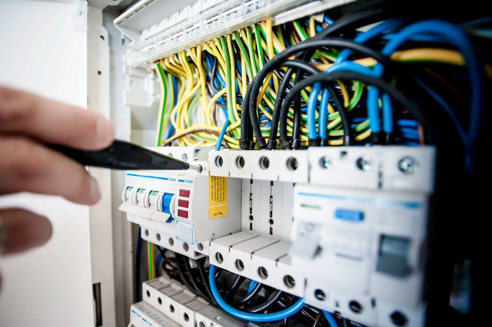 Thuisbatterij op een 1-fase aansluiting: kan dat en waar let je op?