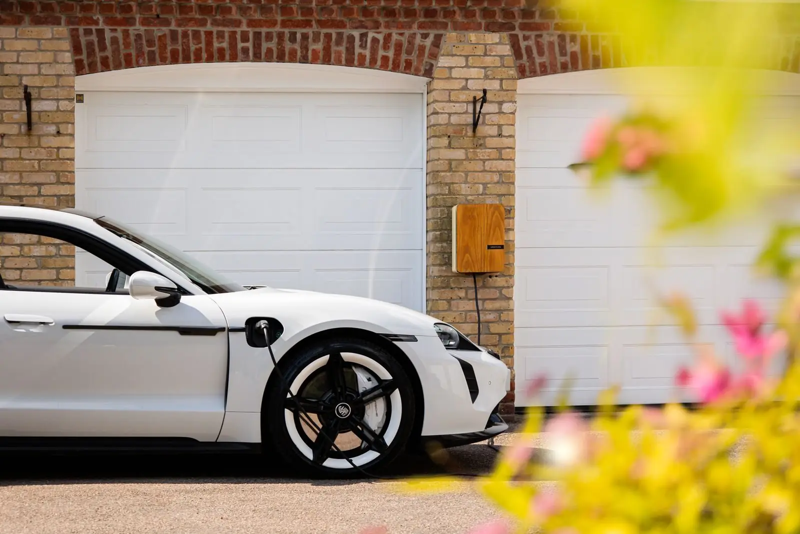 Elektrische auto laden met zonnepanelen: zo werkt zonneladen