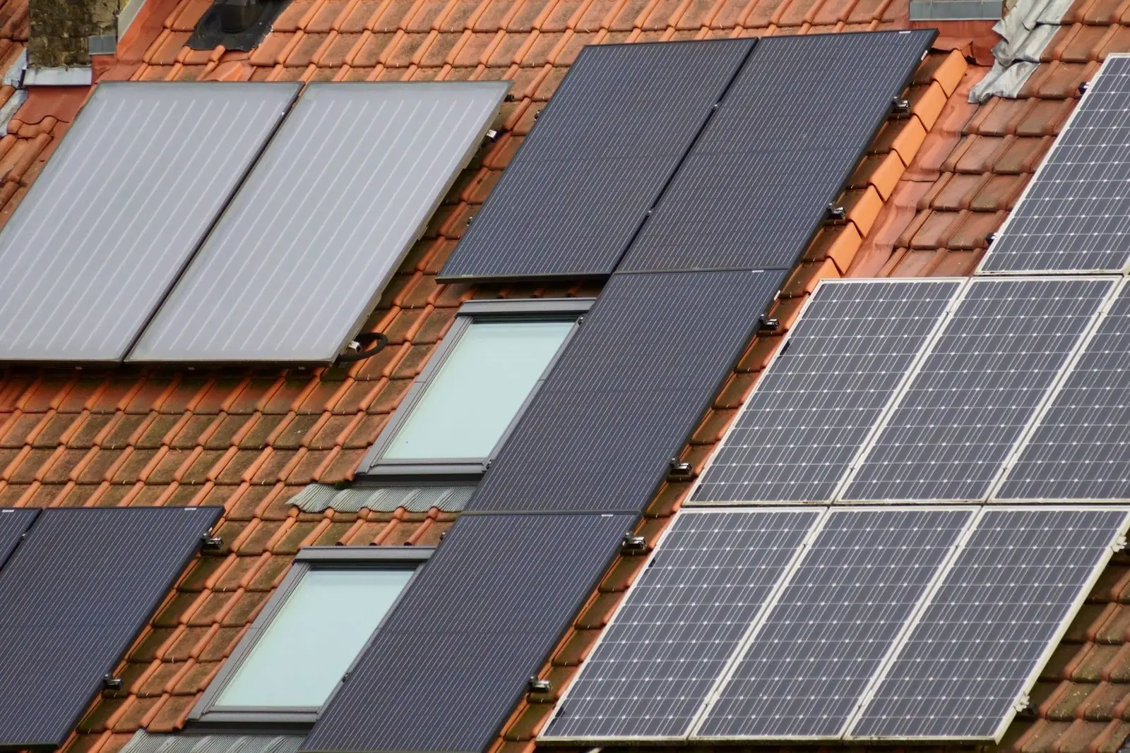 Thuisbatterij bij bestaande zonnepanelen: AC of DC, en wat check je?