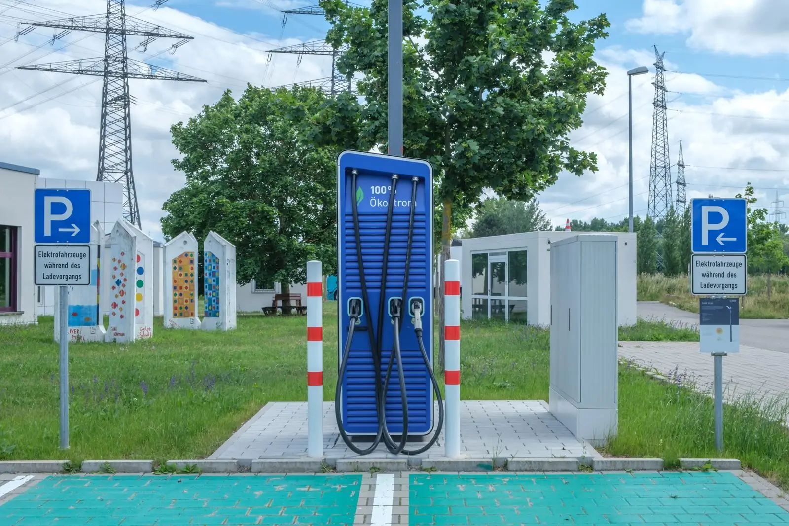 Laadpaal zonder oprit: welke opties heb je als je op straat parkeert?