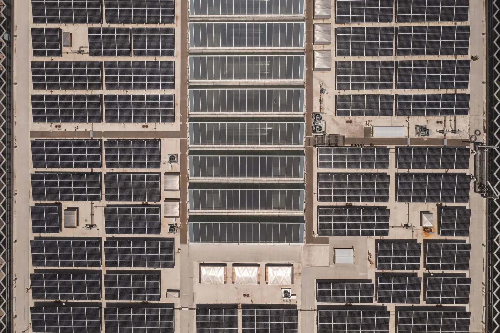 Zonnepanelen op een plat dak: opstelling, ballast en regels