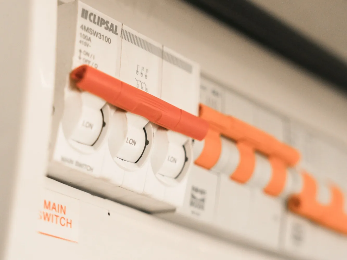 Hoofdzekering doorgebrand: zo herken je het en dit doe je