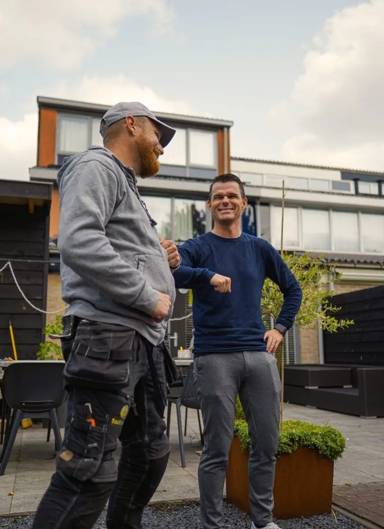 Zonnepanelen zonder salderen: batterij of toch alles terugleveren?
